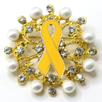 A brooch with a yellow ribbon design, encircled by white pearls and adorned with yellow and silver crystals.