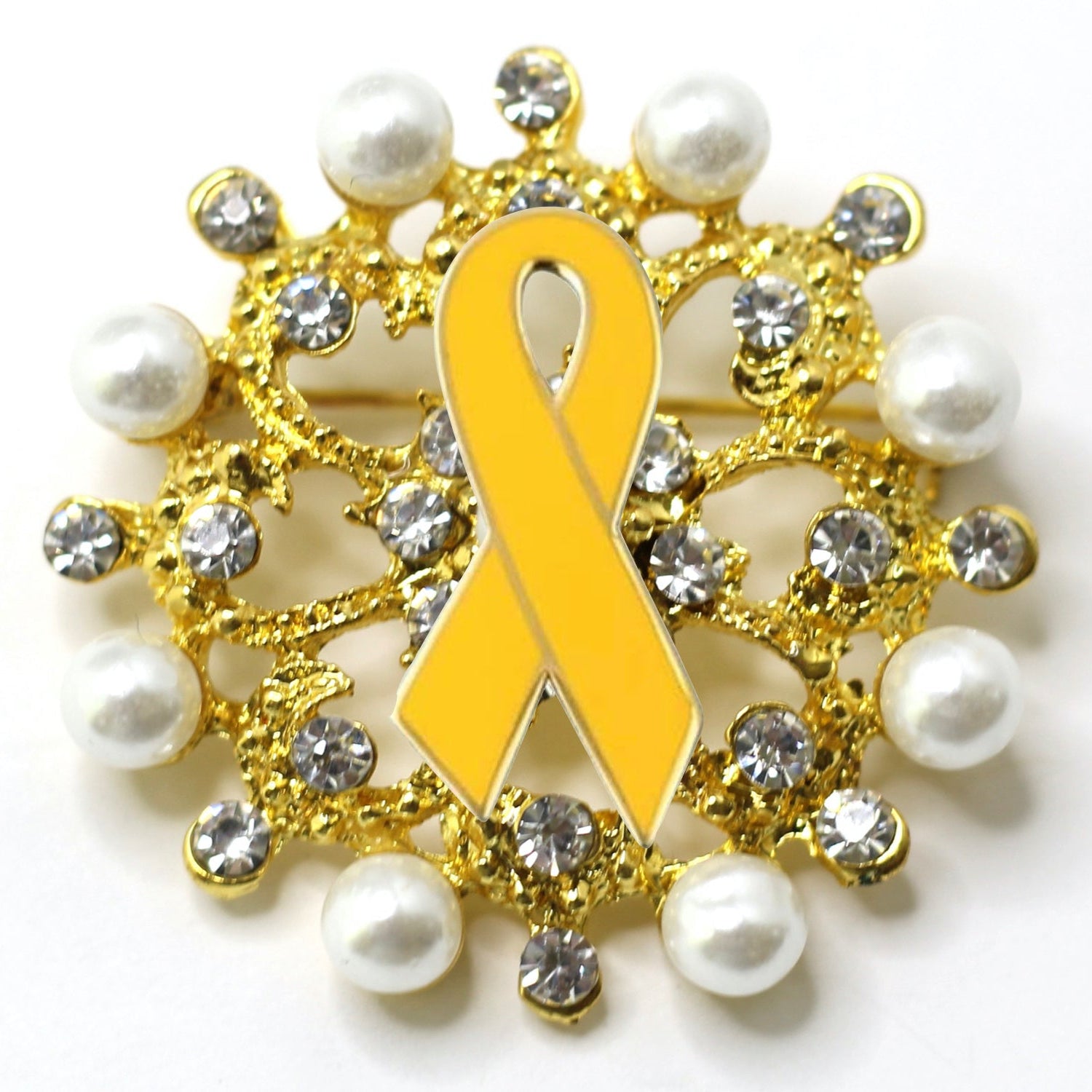 A brooch with a yellow ribbon design, encircled by white pearls and adorned with yellow and silver crystals.